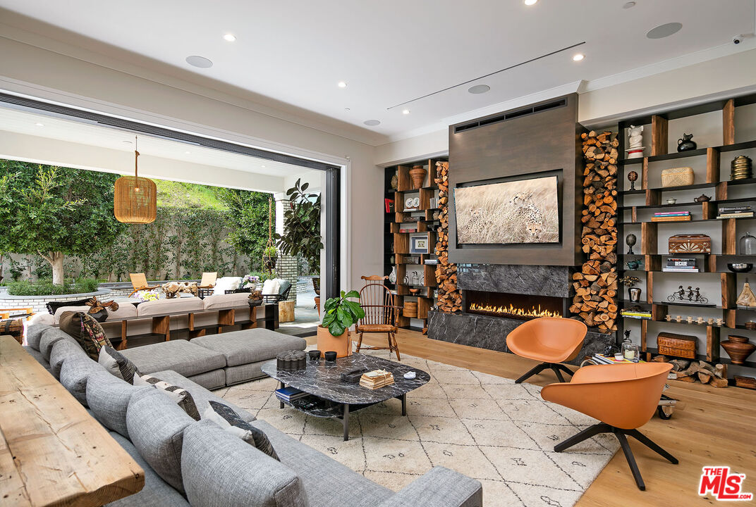 2333 Mandeville Canyon Rd