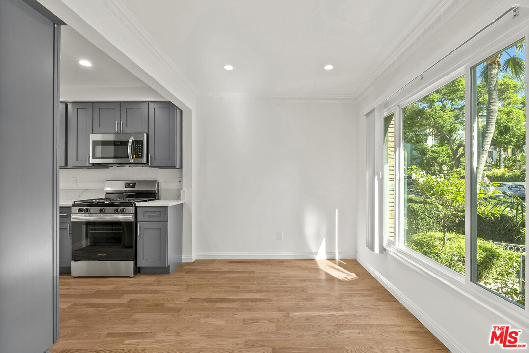 1233 N Harper Ave Unit: 1