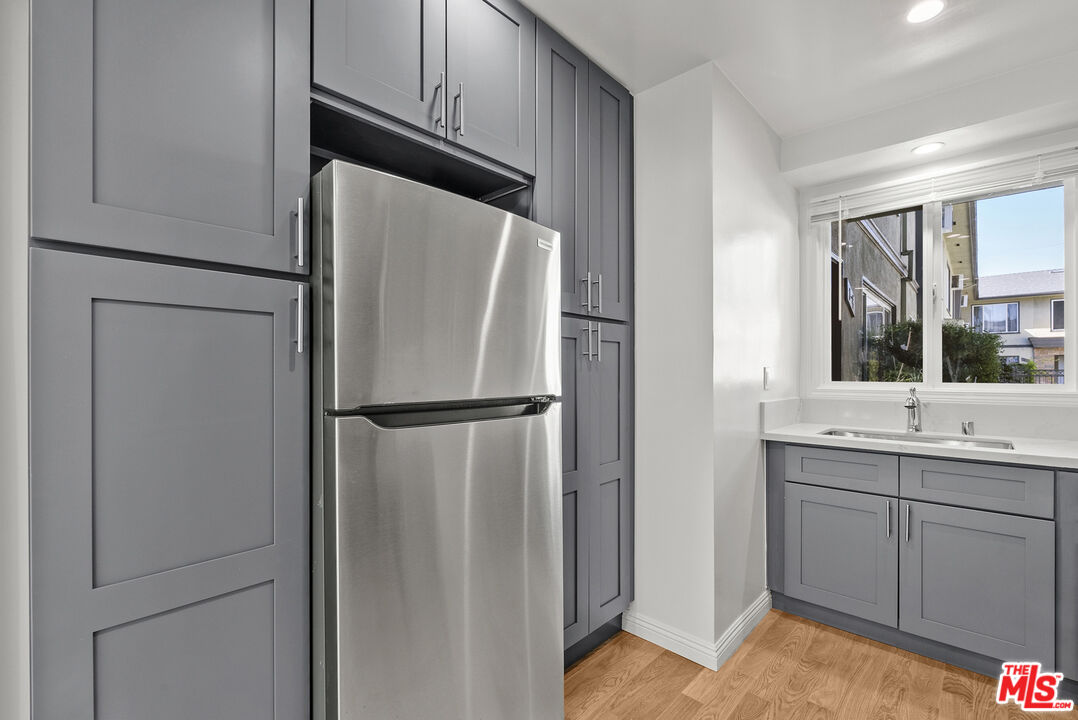 1233 N Harper Ave Unit: 1