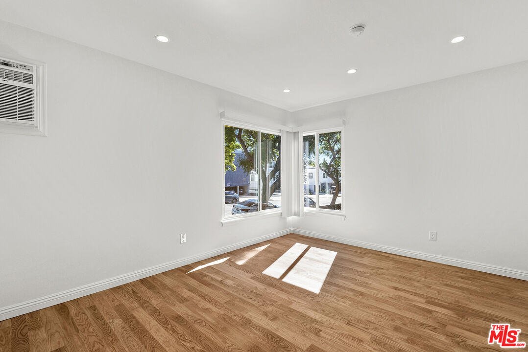 1233 N Harper Ave Unit: 1