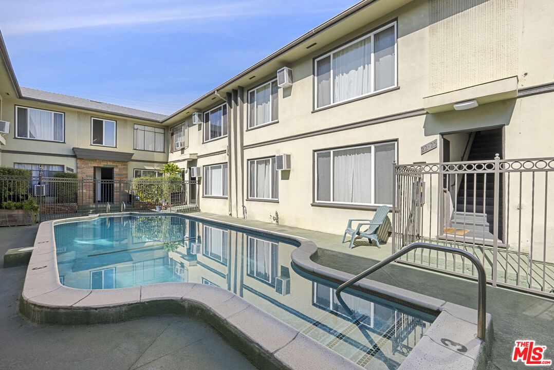 1233 N Harper Ave Unit: 1