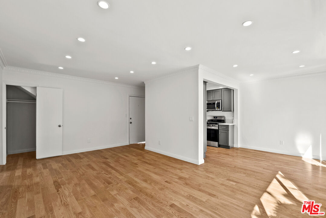 1233 N Harper Ave Unit: 1