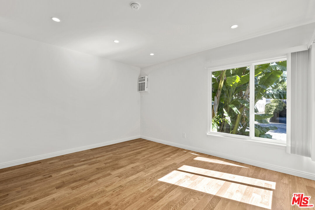 1233 N Harper Ave Unit: 1