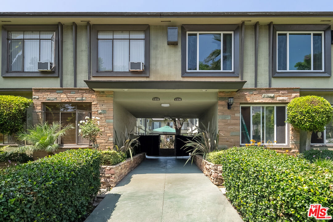 1233 N Harper Ave Unit: 1