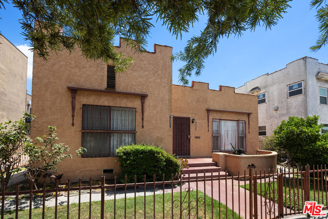 3982 S Normandie Ave