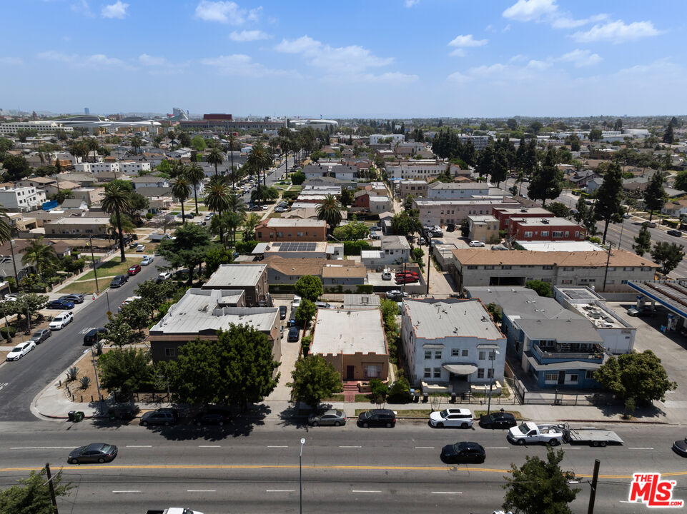 3982 S Normandie Ave