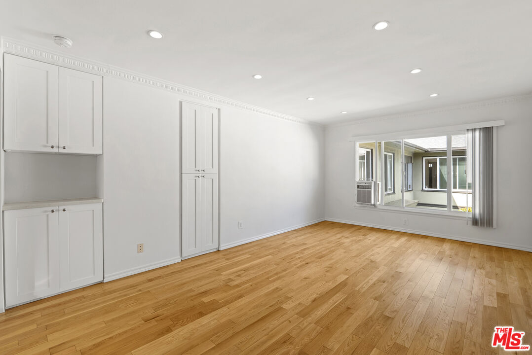 1233 N Harper Ave Unit: 12
