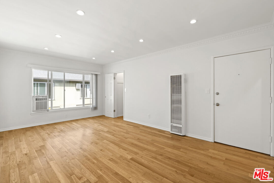 1233 N Harper Ave Unit: 12