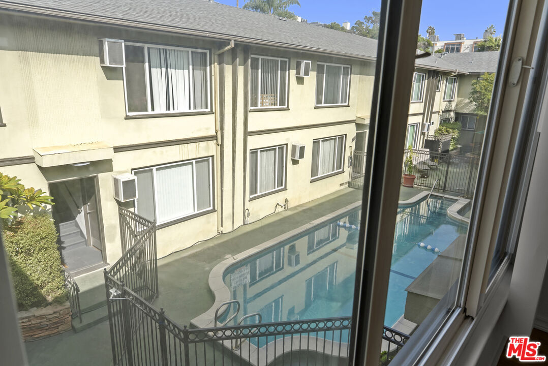1233 N Harper Ave Unit: 12