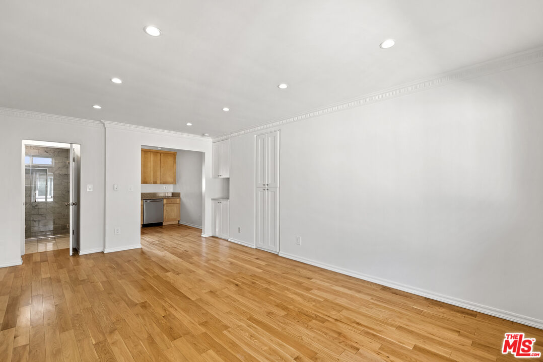 1233 N Harper Ave Unit: 12