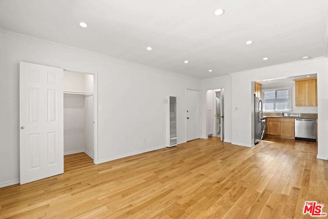 1233 N Harper Ave Unit: 12