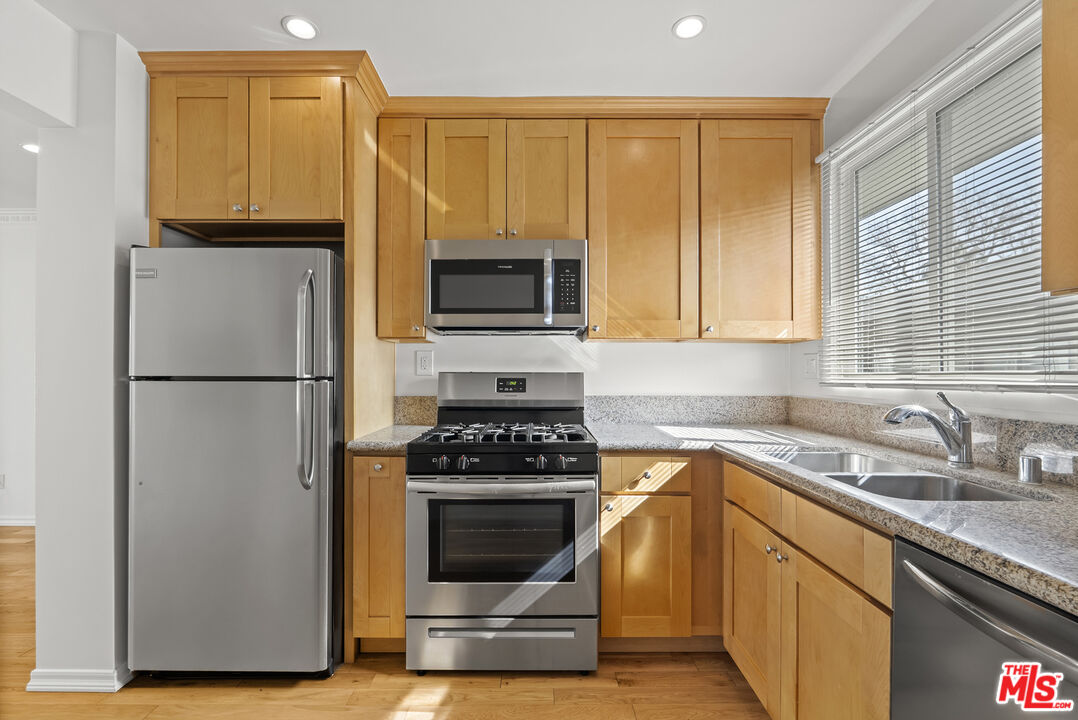 1233 N Harper Ave Unit: 12