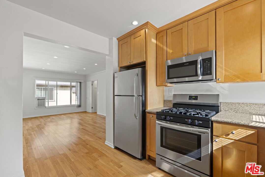 1233 N Harper Ave Unit: 12