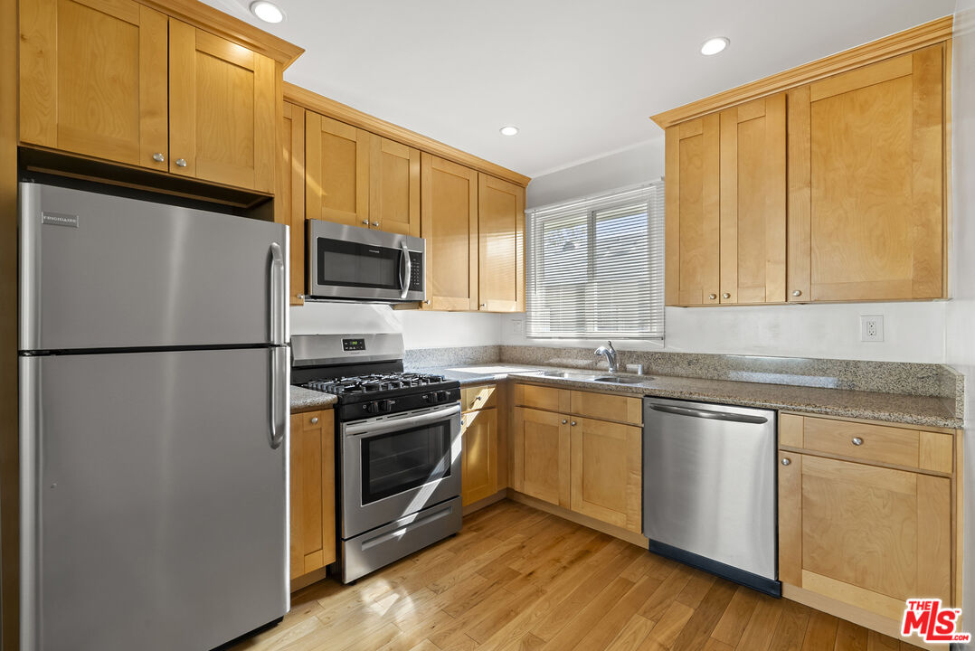 1233 N Harper Ave Unit: 12