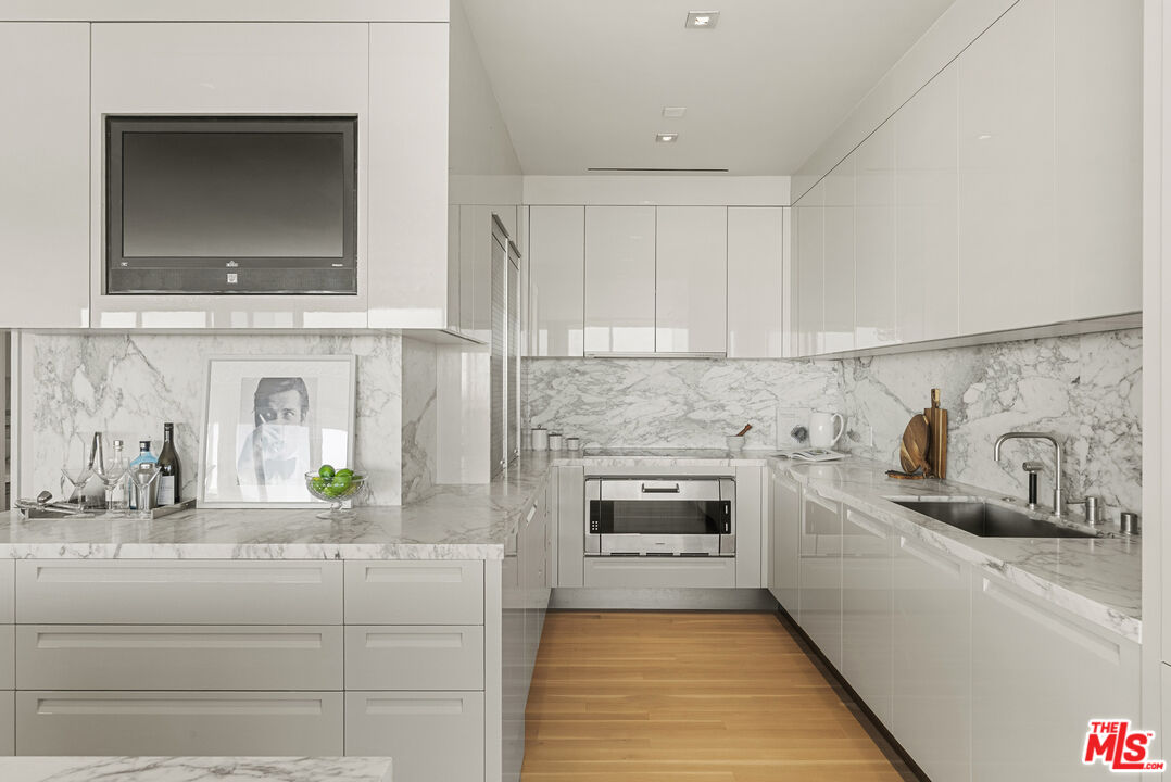 9255 Doheny Rd Unit: 2006