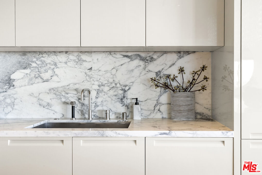 9255 Doheny Rd Unit: 2006