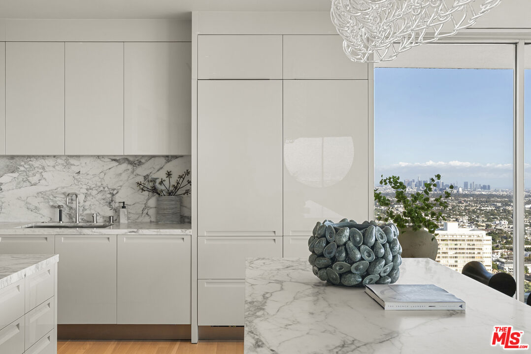 9255 Doheny Rd Unit: 2006