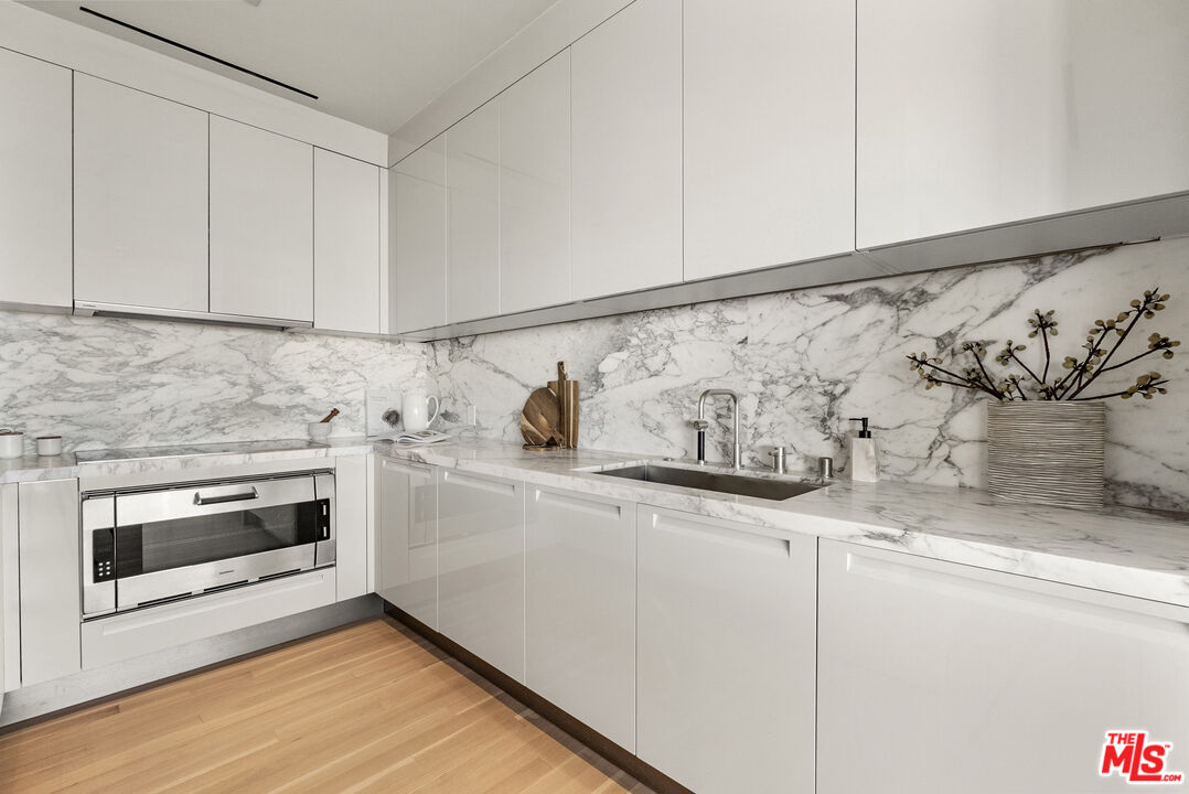 9255 Doheny Rd Unit: 2006