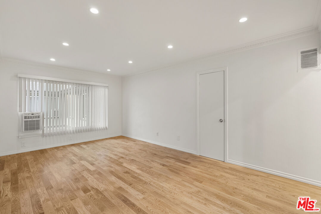 1235 N Harper Ave Unit: 20