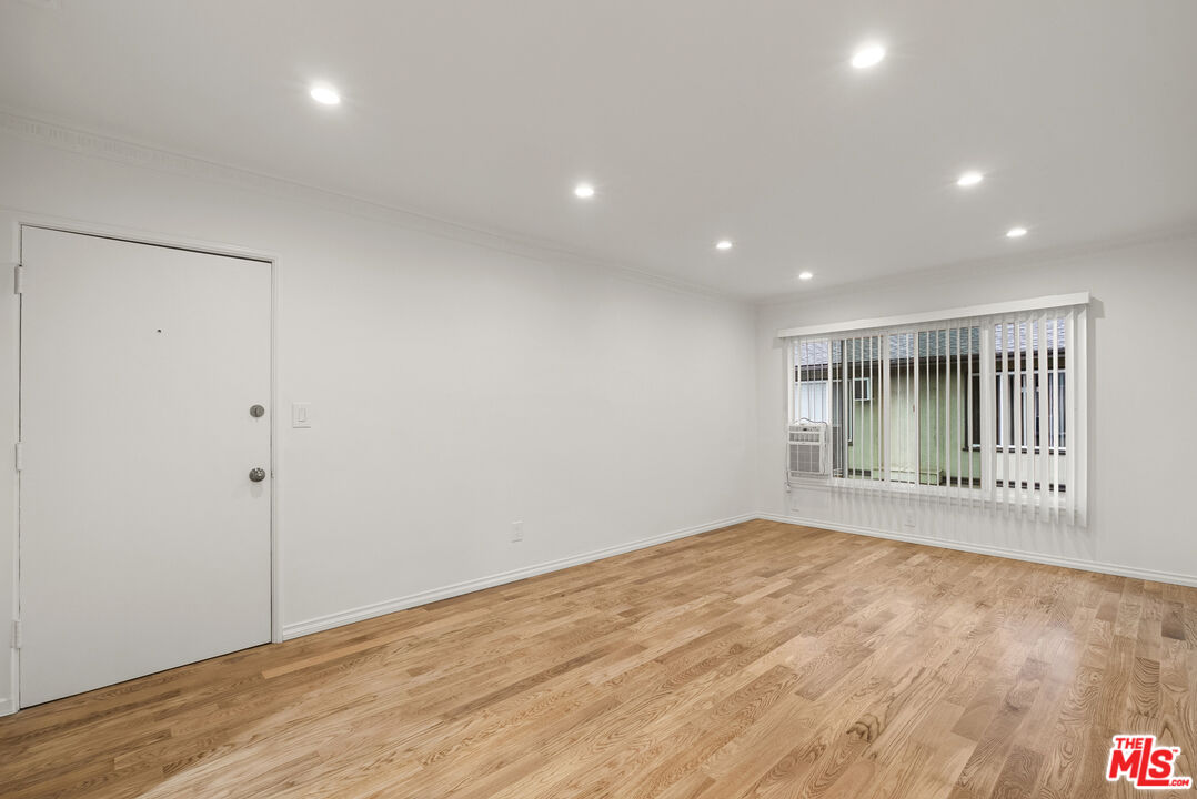 1235 N Harper Ave Unit: 20