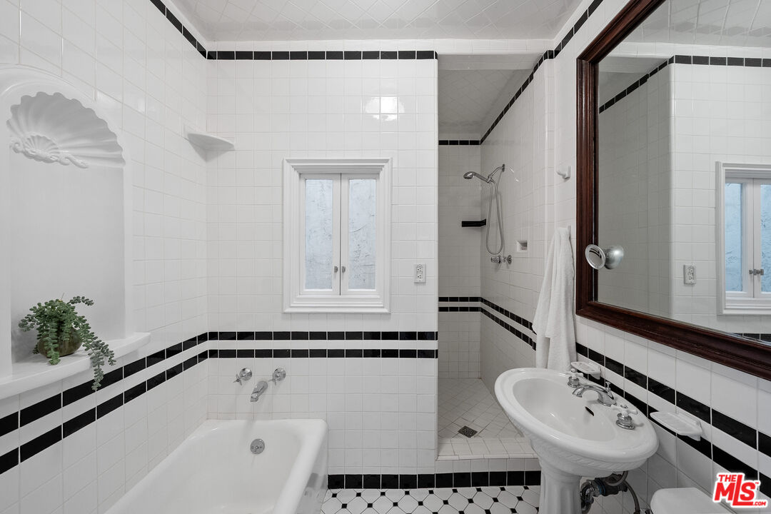 1345 N Hayworth Ave Unit: 209