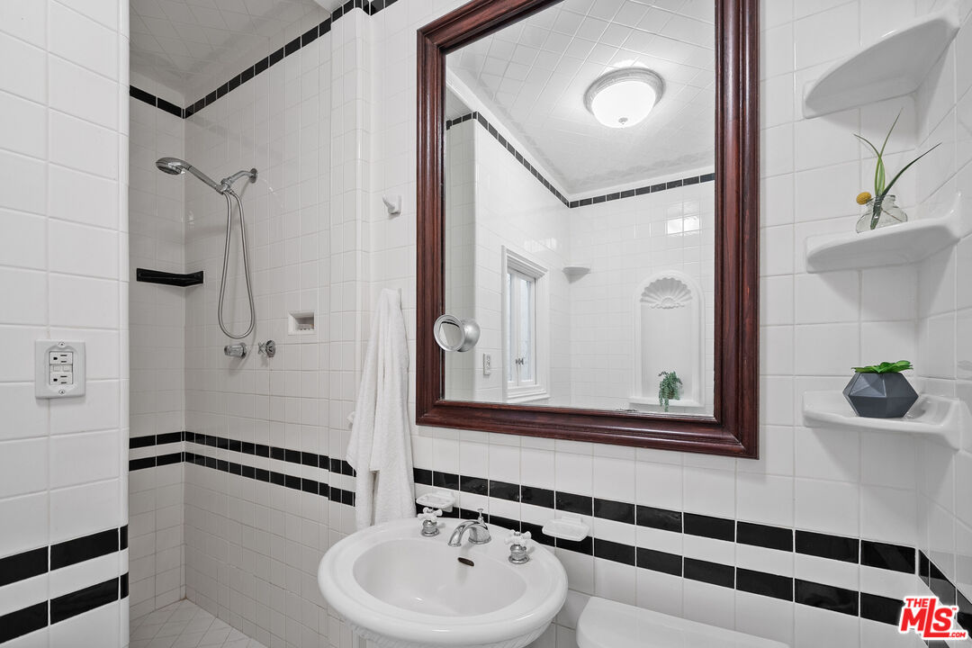 1345 N Hayworth Ave Unit: 209
