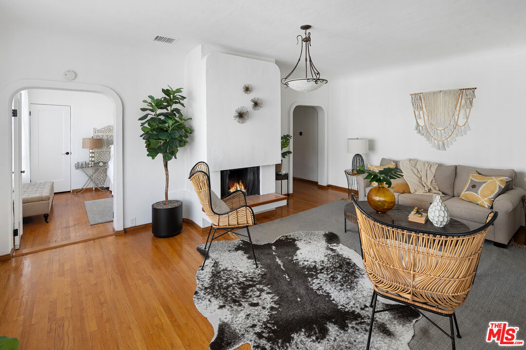 1345 N Hayworth Ave Unit: 209