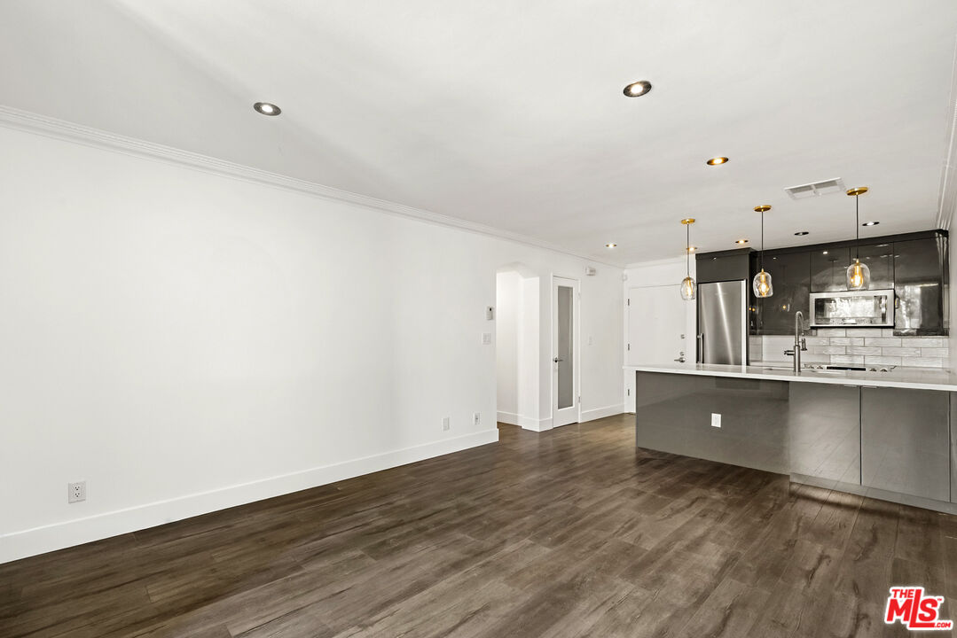 740 N Kings Rd Unit: 212