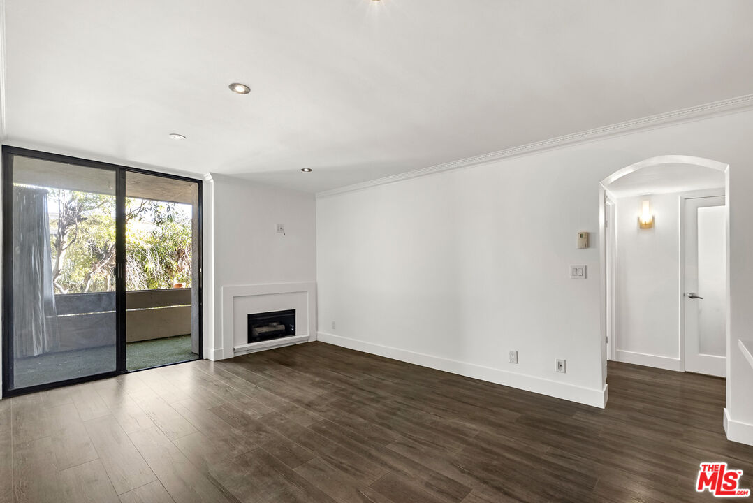 740 N Kings Rd Unit: 212
