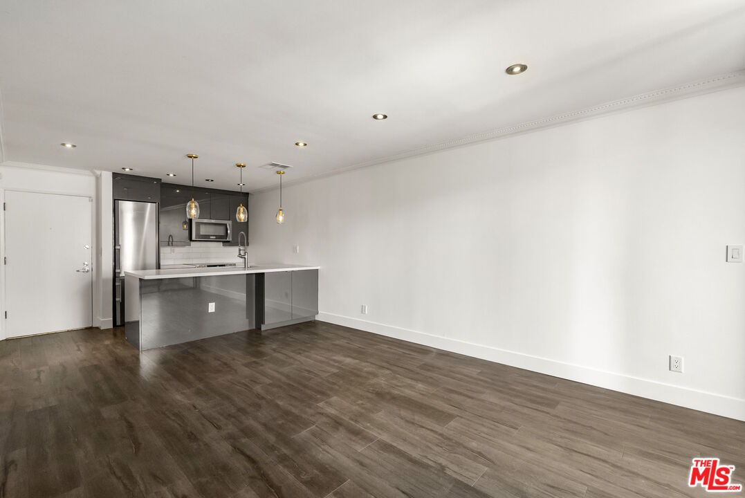 740 N Kings Rd Unit: 212