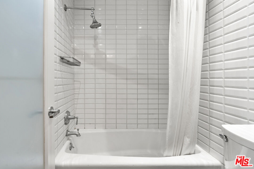 740 N Kings Rd Unit: 212