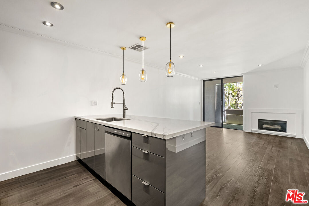740 N Kings Rd Unit: 212