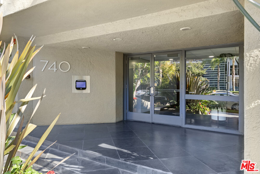 740 N Kings Rd Unit: 212