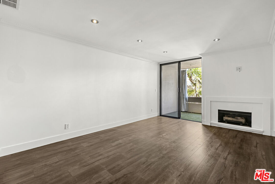 740 N Kings Rd Unit: 212