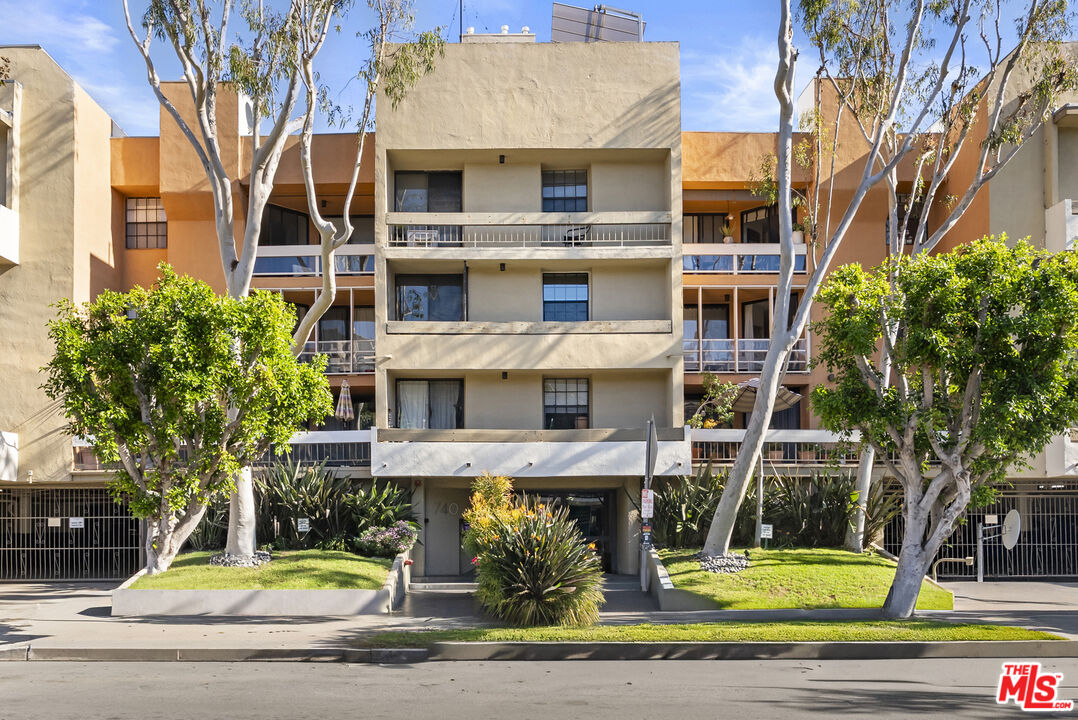 740 N Kings Rd Unit: 212