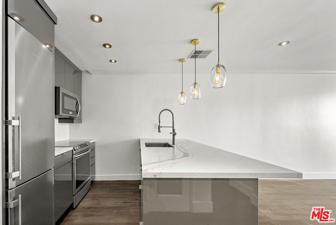 740 N Kings Rd Unit: 212