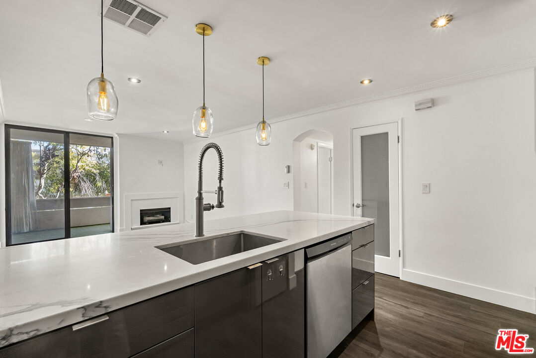 740 N Kings Rd Unit: 212