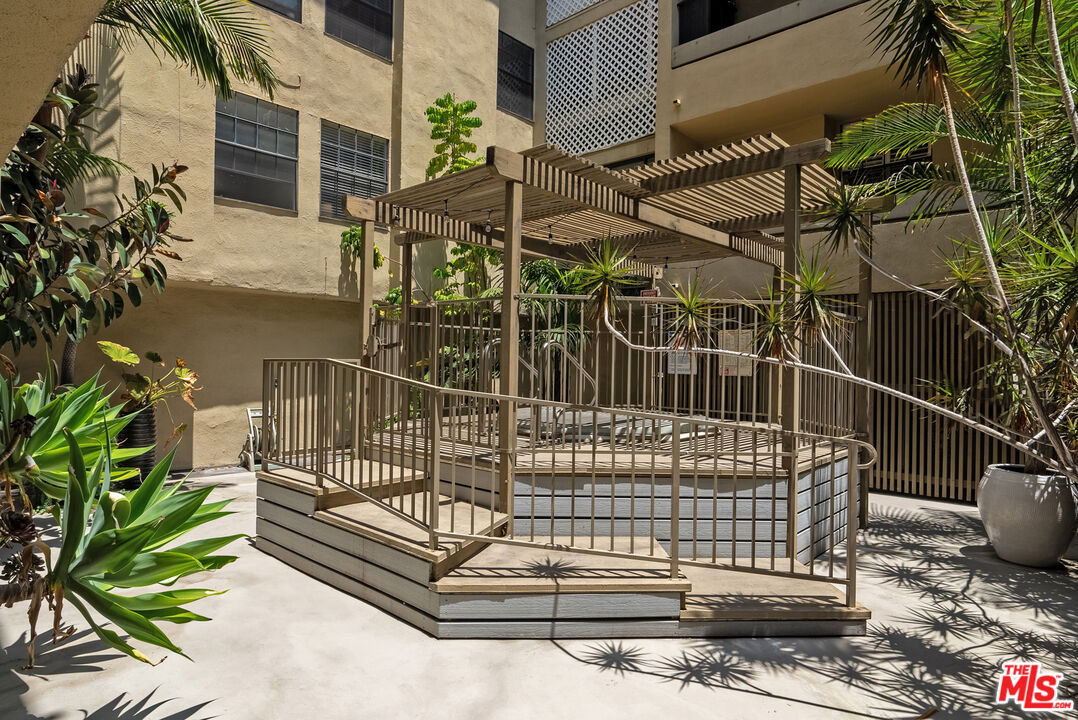 740 N Kings Rd Unit: 212