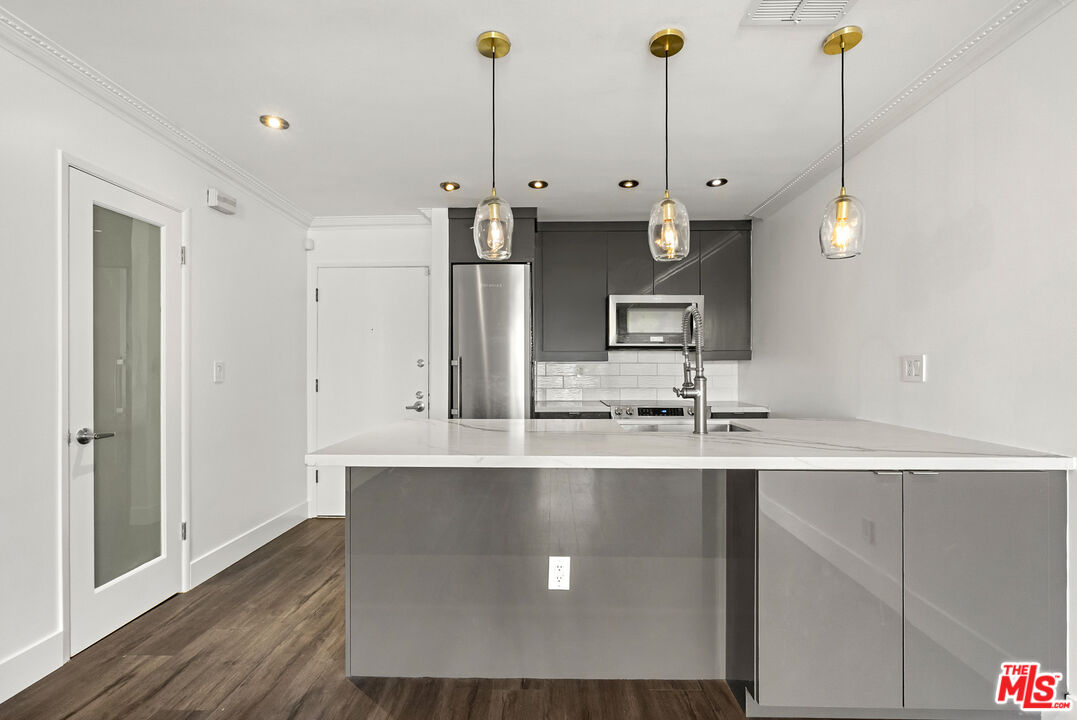 740 N Kings Rd Unit: 212