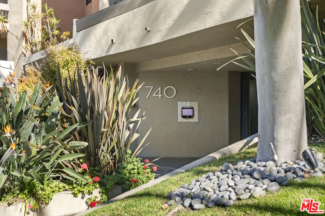 740 N Kings Rd Unit: 212
