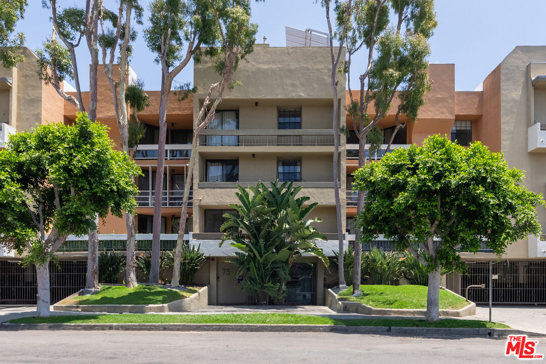 750 N Kings Rd Unit: 111