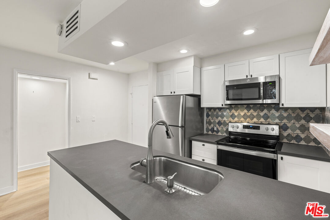 750 N Kings Rd Unit: 111