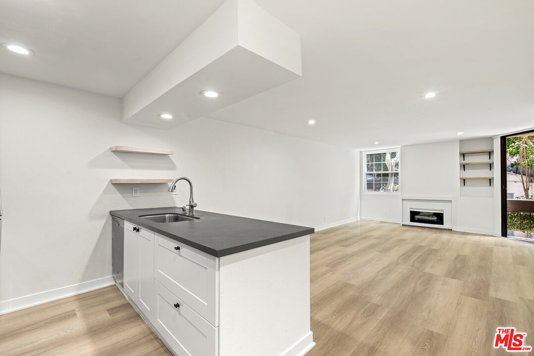750 N Kings Rd Unit: 111