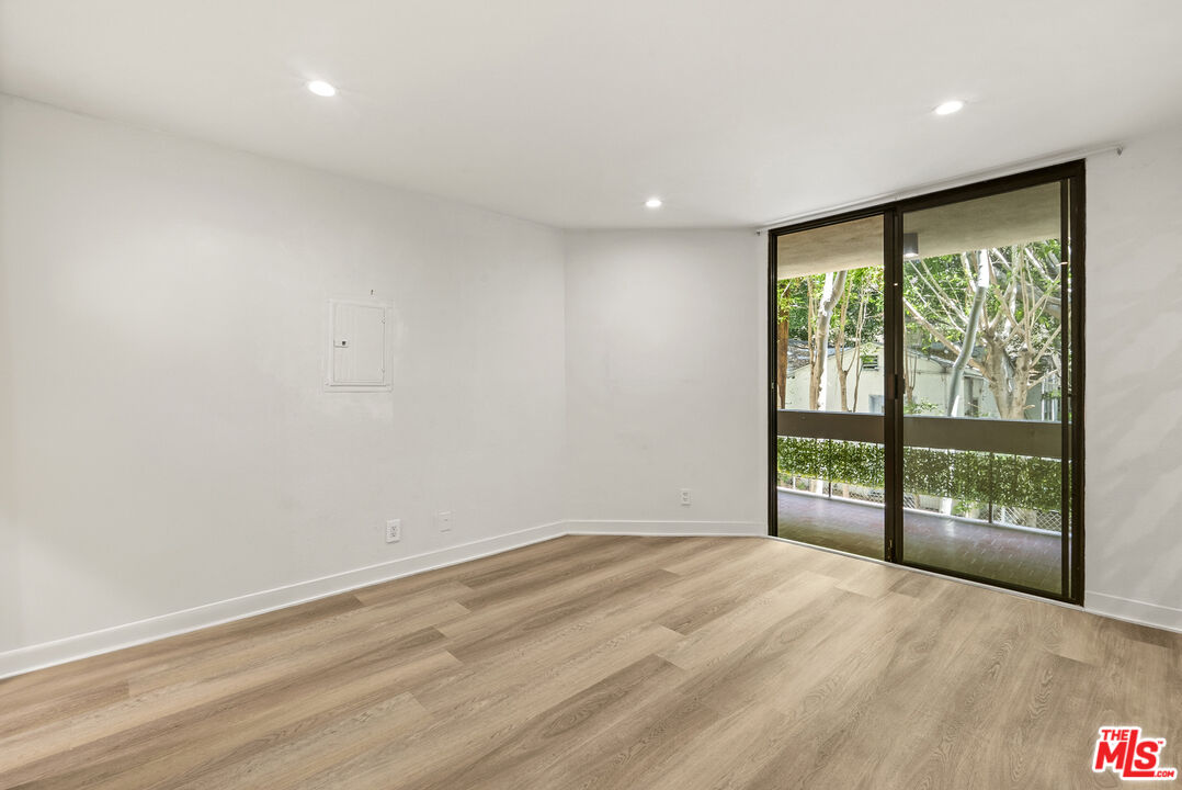 750 N Kings Rd Unit: 111