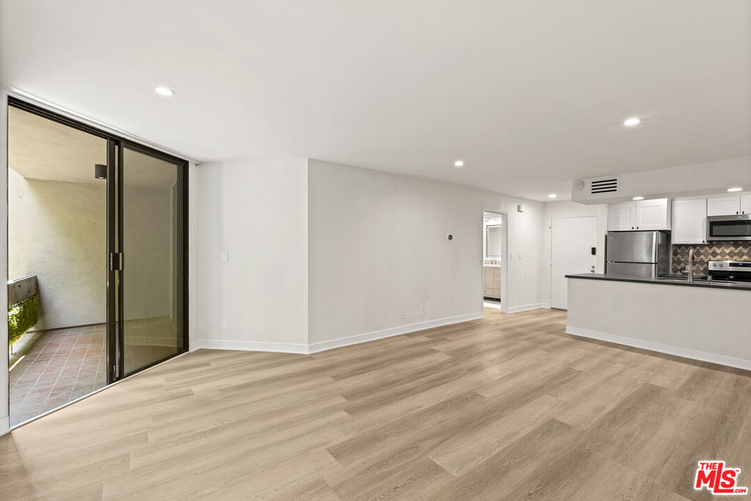 750 N Kings Rd Unit: 111