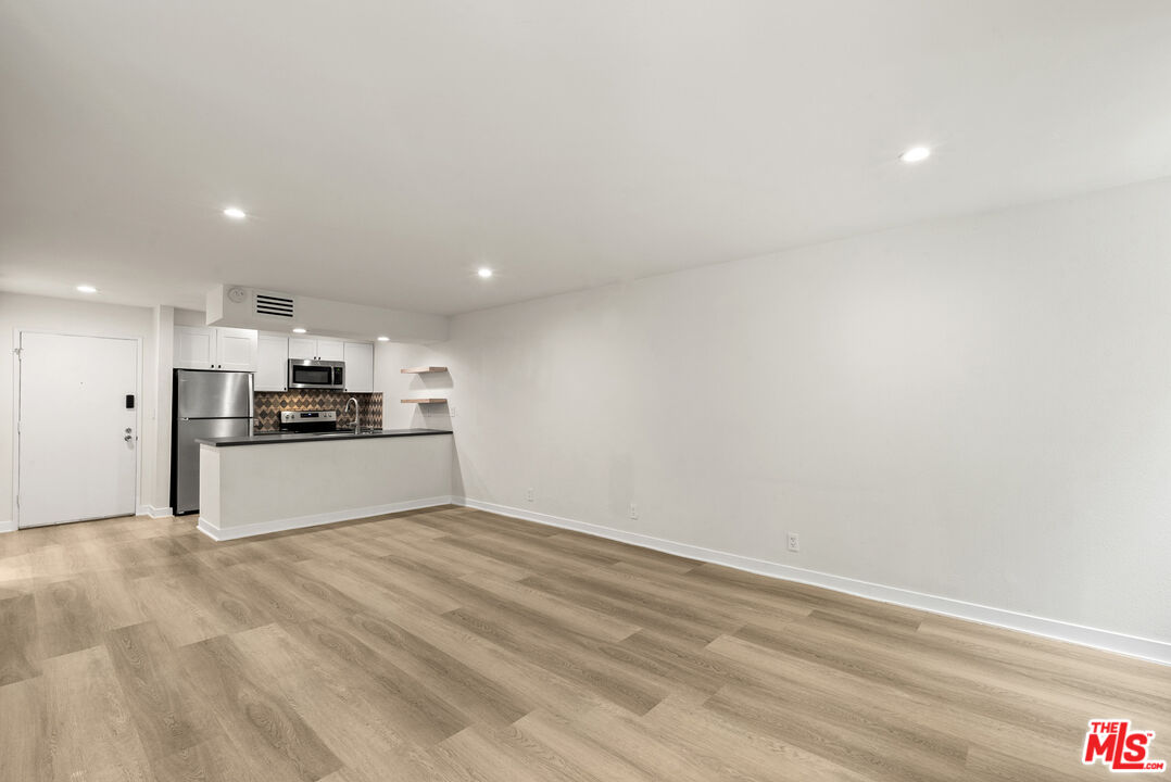 750 N Kings Rd Unit: 111