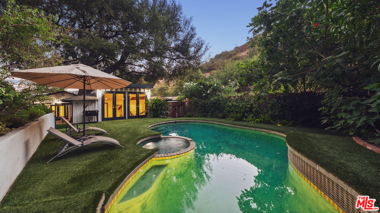 3440 Mandeville Canyon Rd