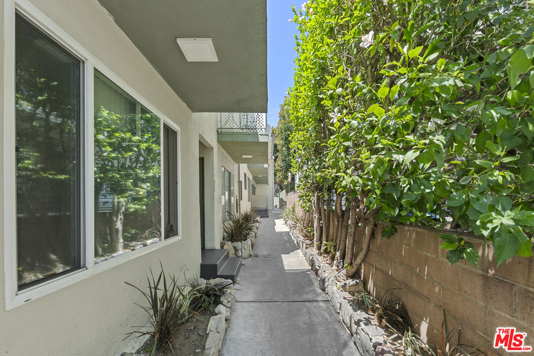 923 N San Vicente Blvd Unit: 7