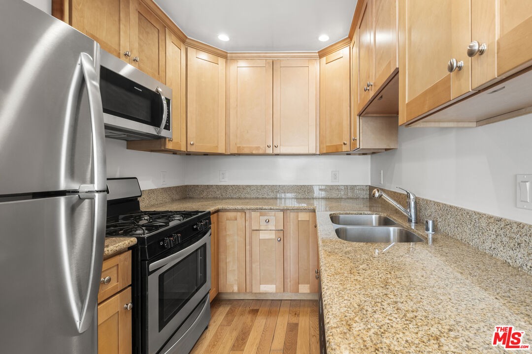 923 N San Vicente Blvd Unit: 7