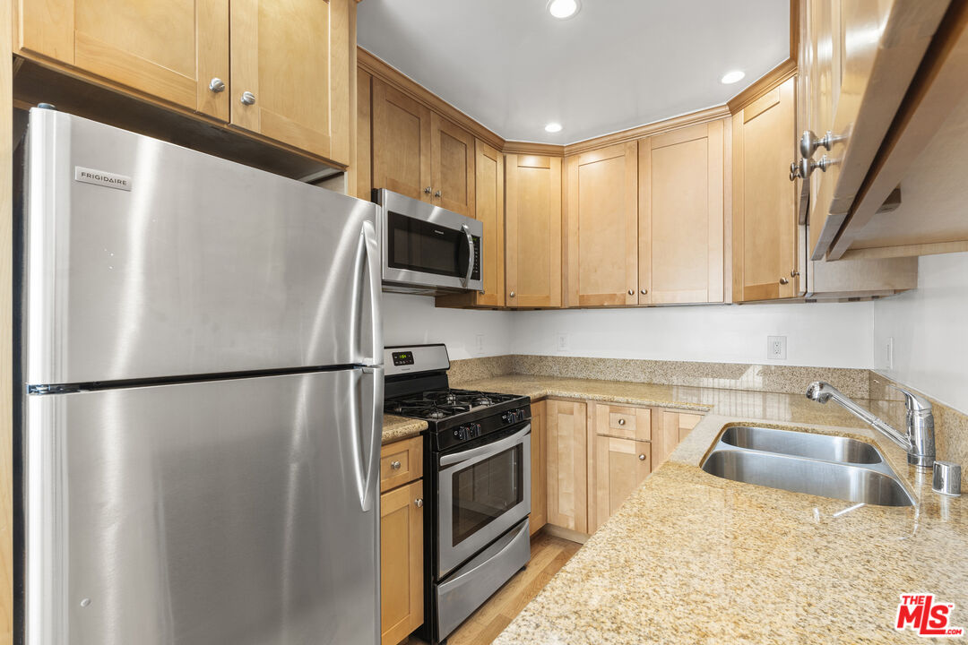 923 N San Vicente Blvd Unit: 7